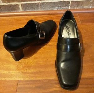 Loafer pump with buckle, mid heel